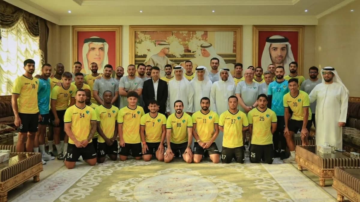 إدارة نادي الإمارات تحفز لاعبي الفريق الأول لتحسين الأداء