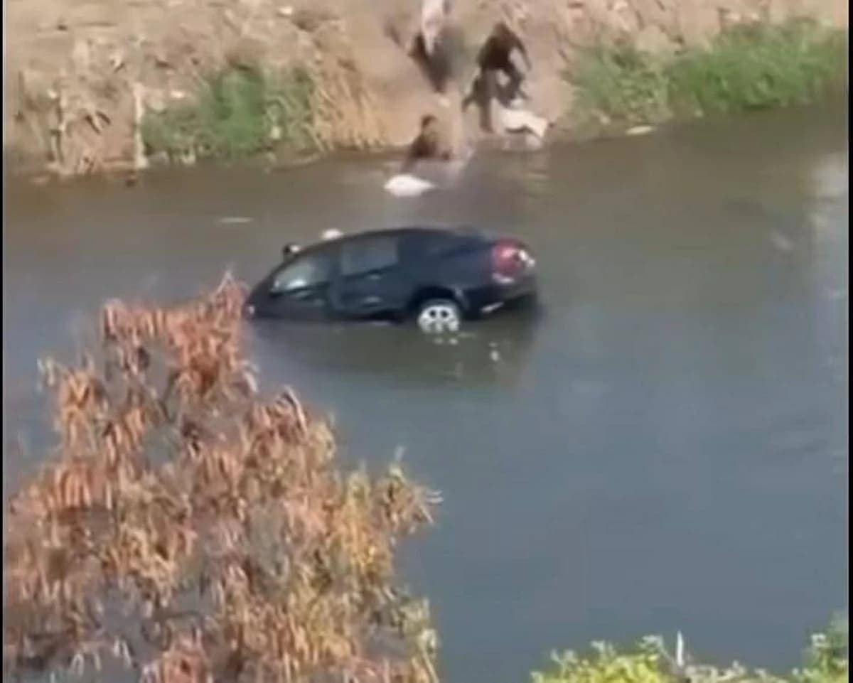 Young man saves family from sinking car in Egypt