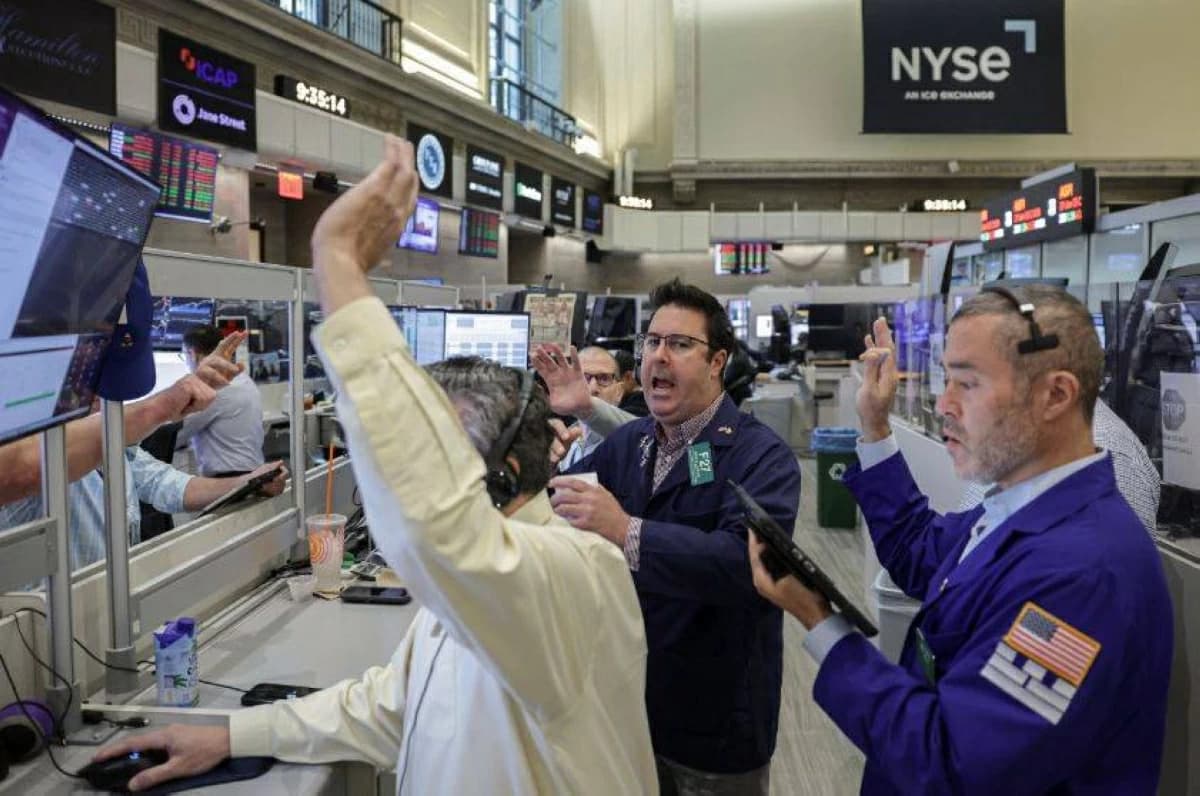 Wall Street Split as Oil Gains Fade