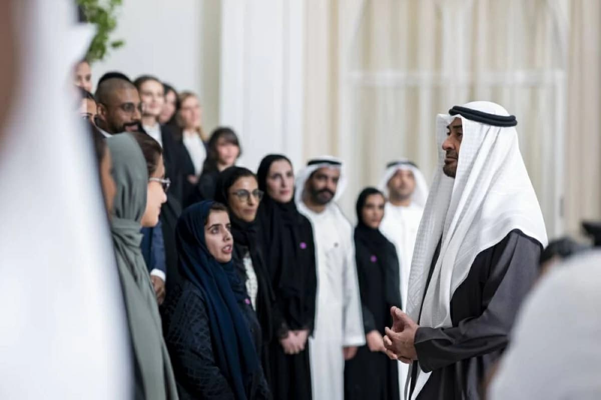 محمد بن زايد يلتقي بفريق احتفال الاتحاد الرابع والخمسين