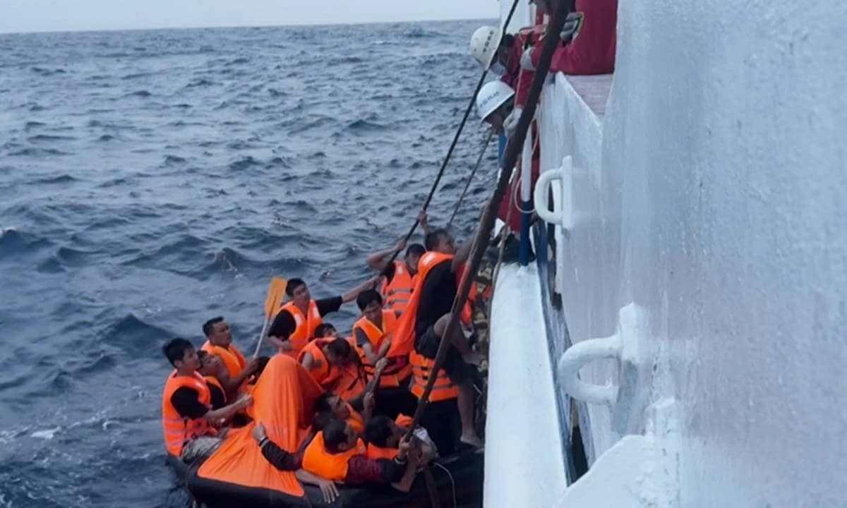 إنقاذ 37 بعد غرق سفينة فيتنامية