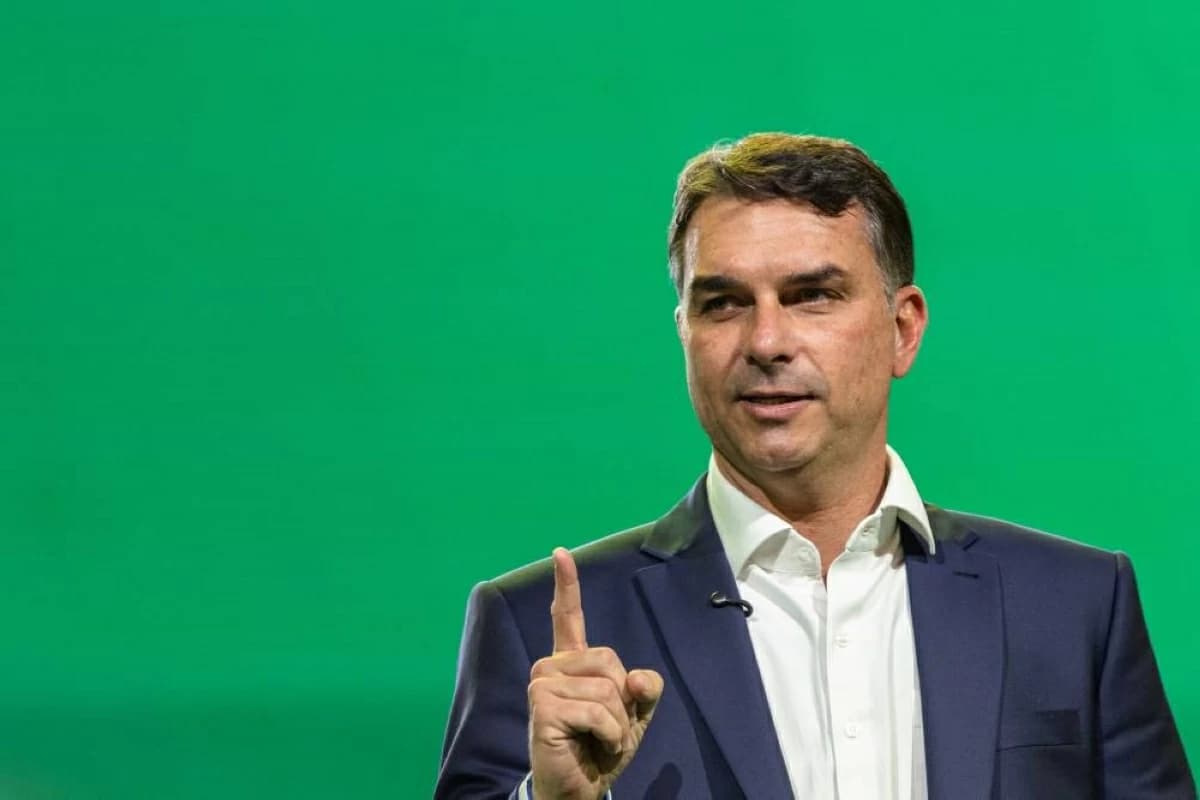 Flávio Bolsonaro campaigns for president