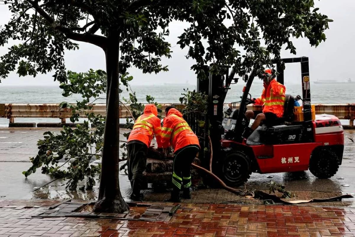 Noul Typhoon Evacuates 700,000 in Southern China