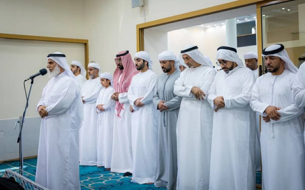 عبدالعزيز بن حميد يصلي على سعيد النعيمي