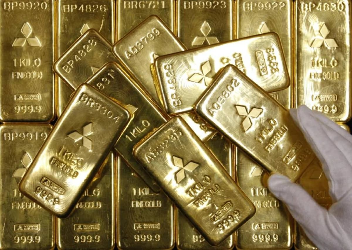 Gold climbs 1% above $4100