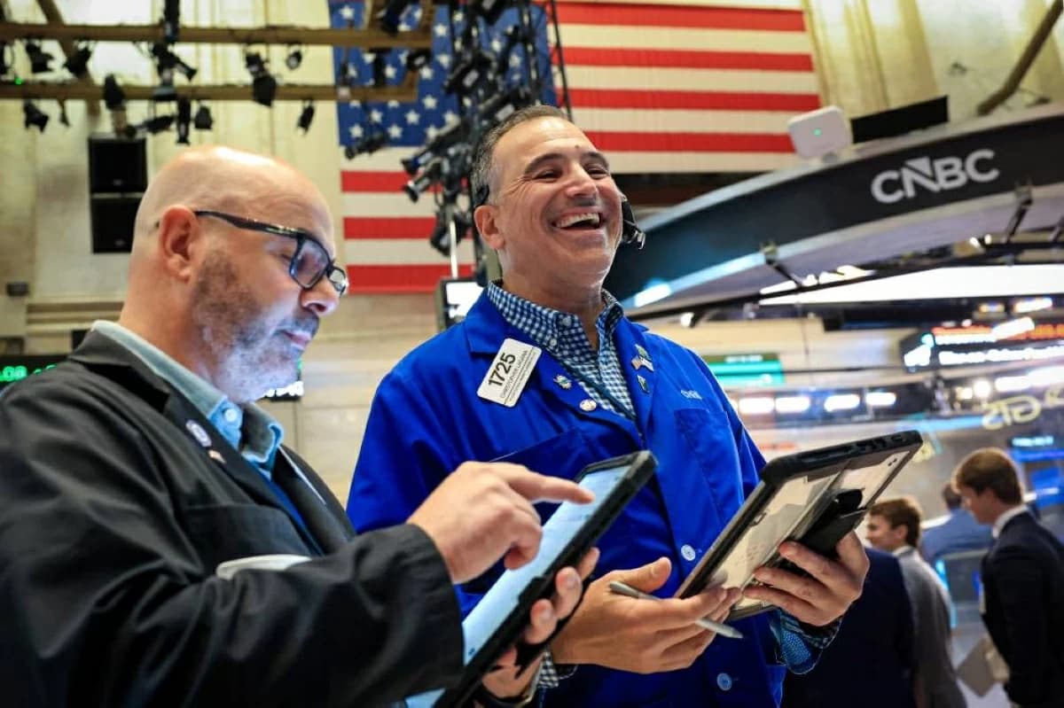 Wall Street gains on falling oil
