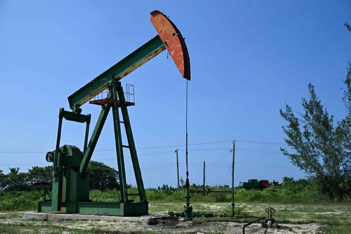 Oil Prices Fall Below $90