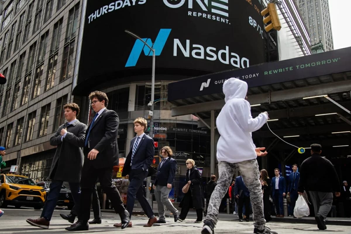 أسهم أمازون ترتفع 14% وآبل تتراجع 9%