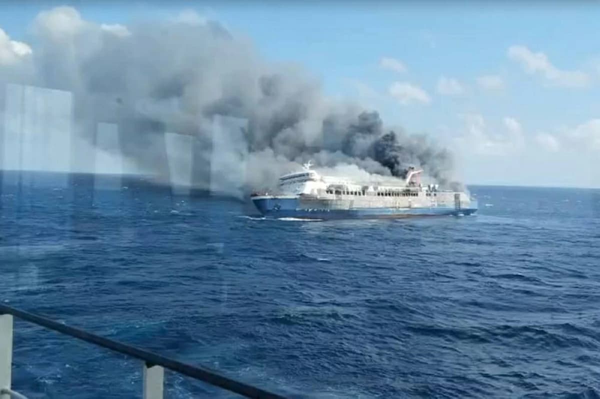 إندونيسيا: 5 قتلى و41 مفقودًا في حريق عبّارة