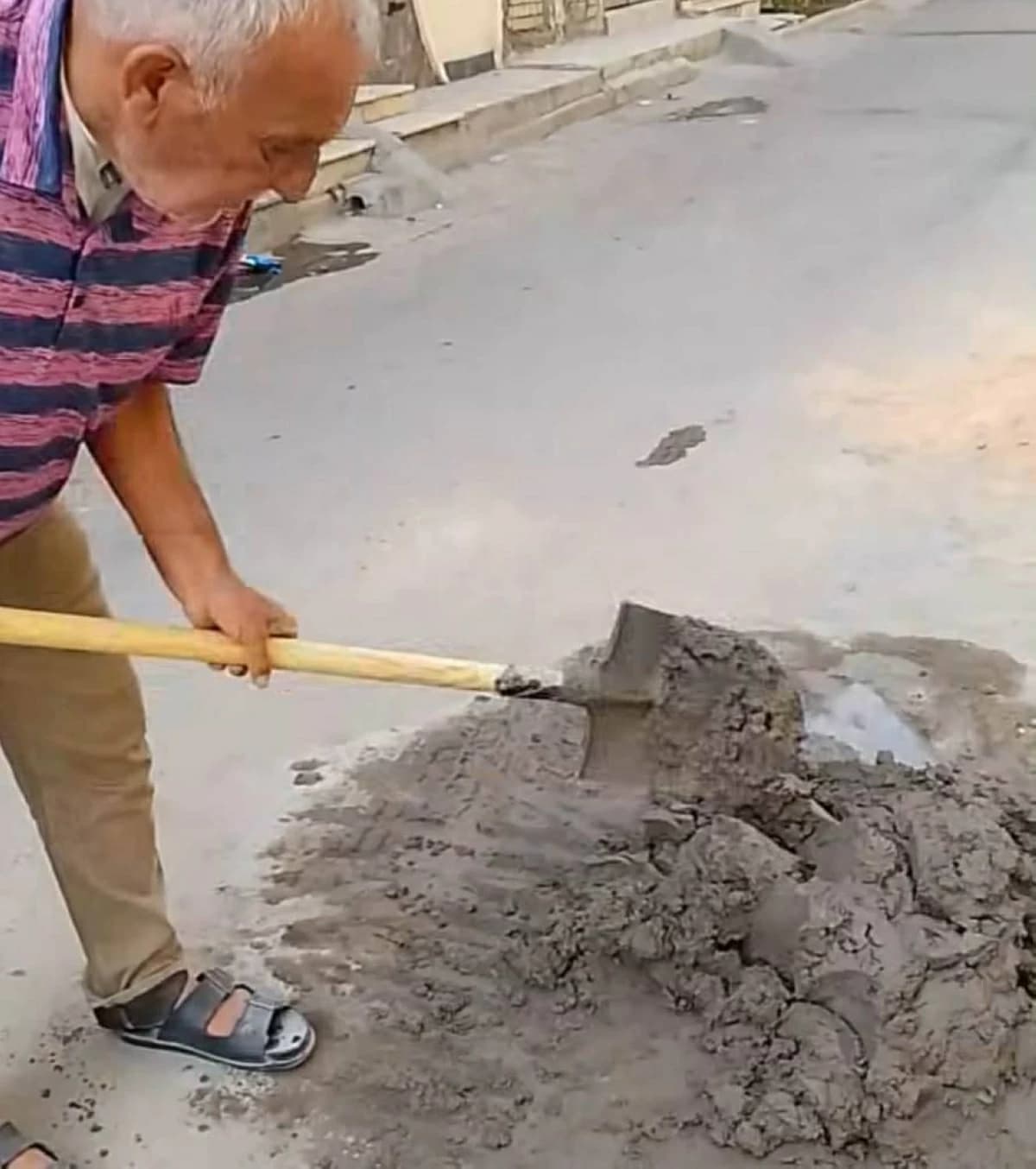 مدرب عراقي يتحول لعامل بناء