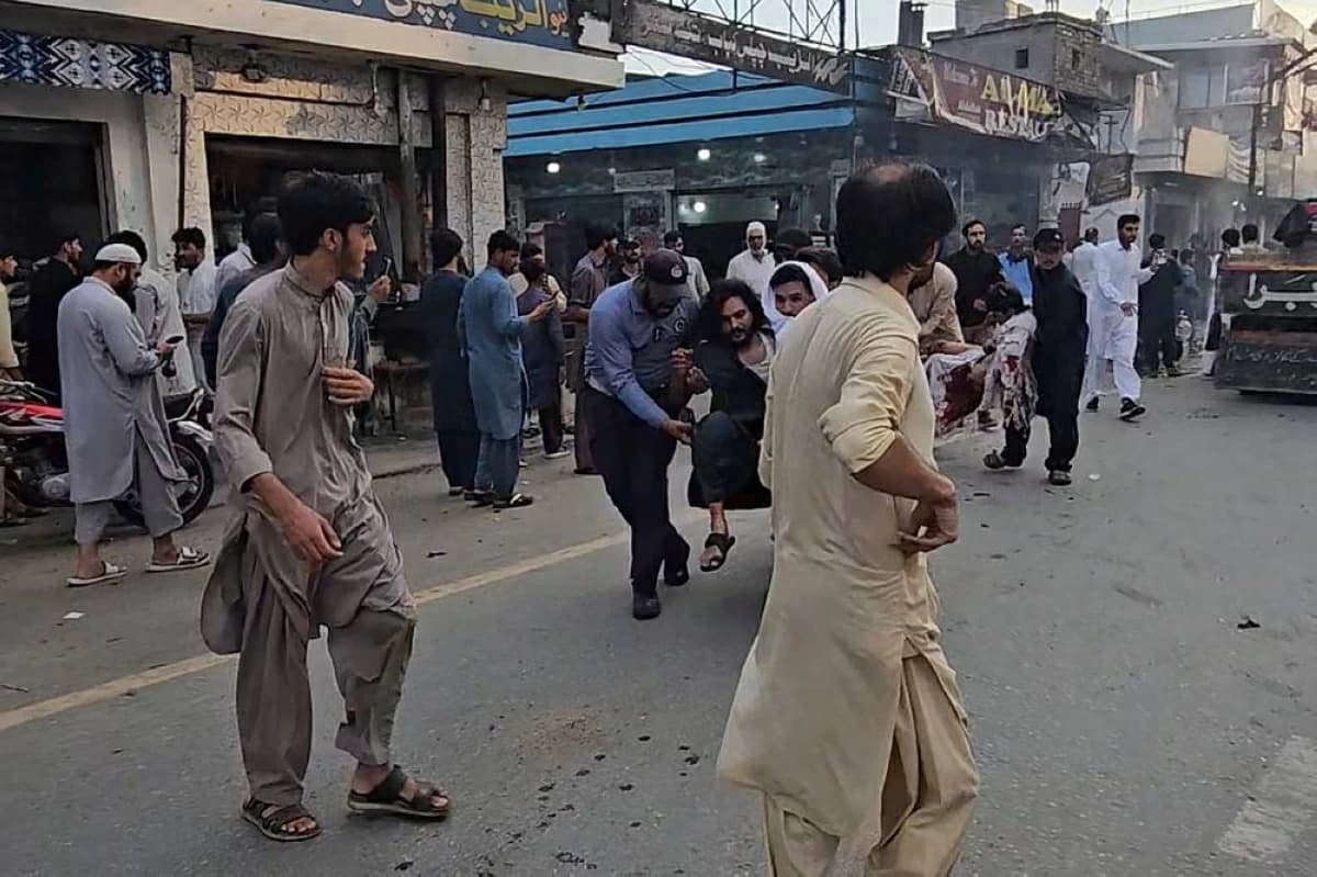 14 dead in Pakistan police station blast