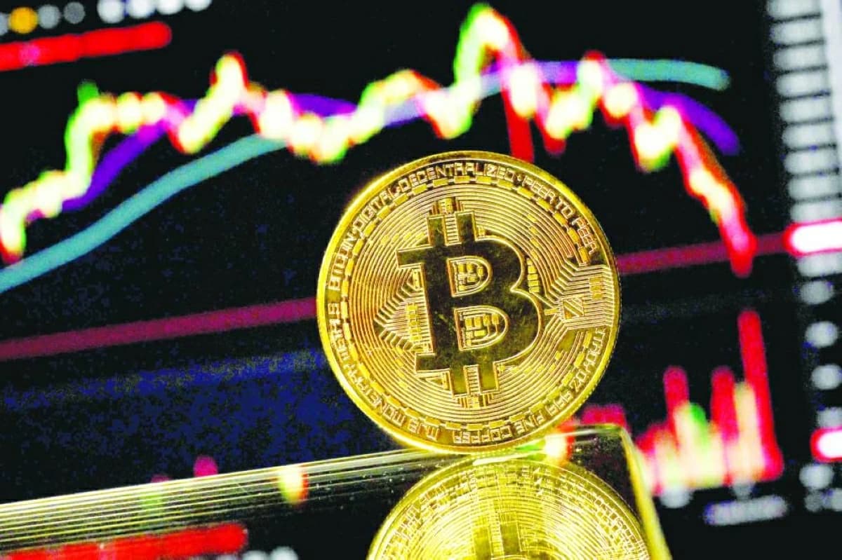 تراجع العملات المشفرة وبيتكوين دون 63 ألف