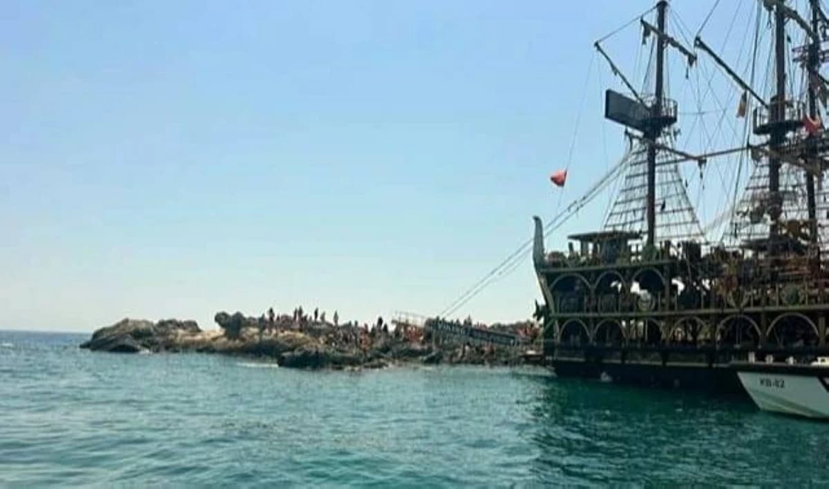 Tourist boat in Turkey evacuates 100 after water leak