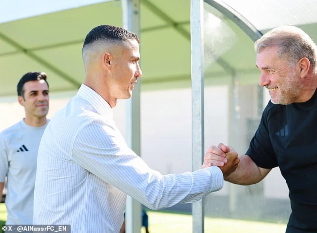 Ronaldo greets Al-Nassr coach in Spain