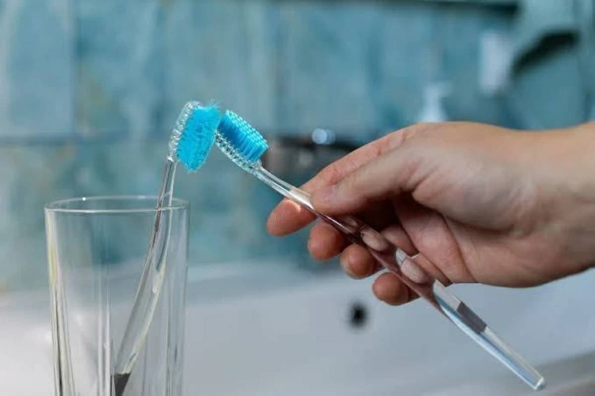 متى يجب استبدال فرشاة الأسنان