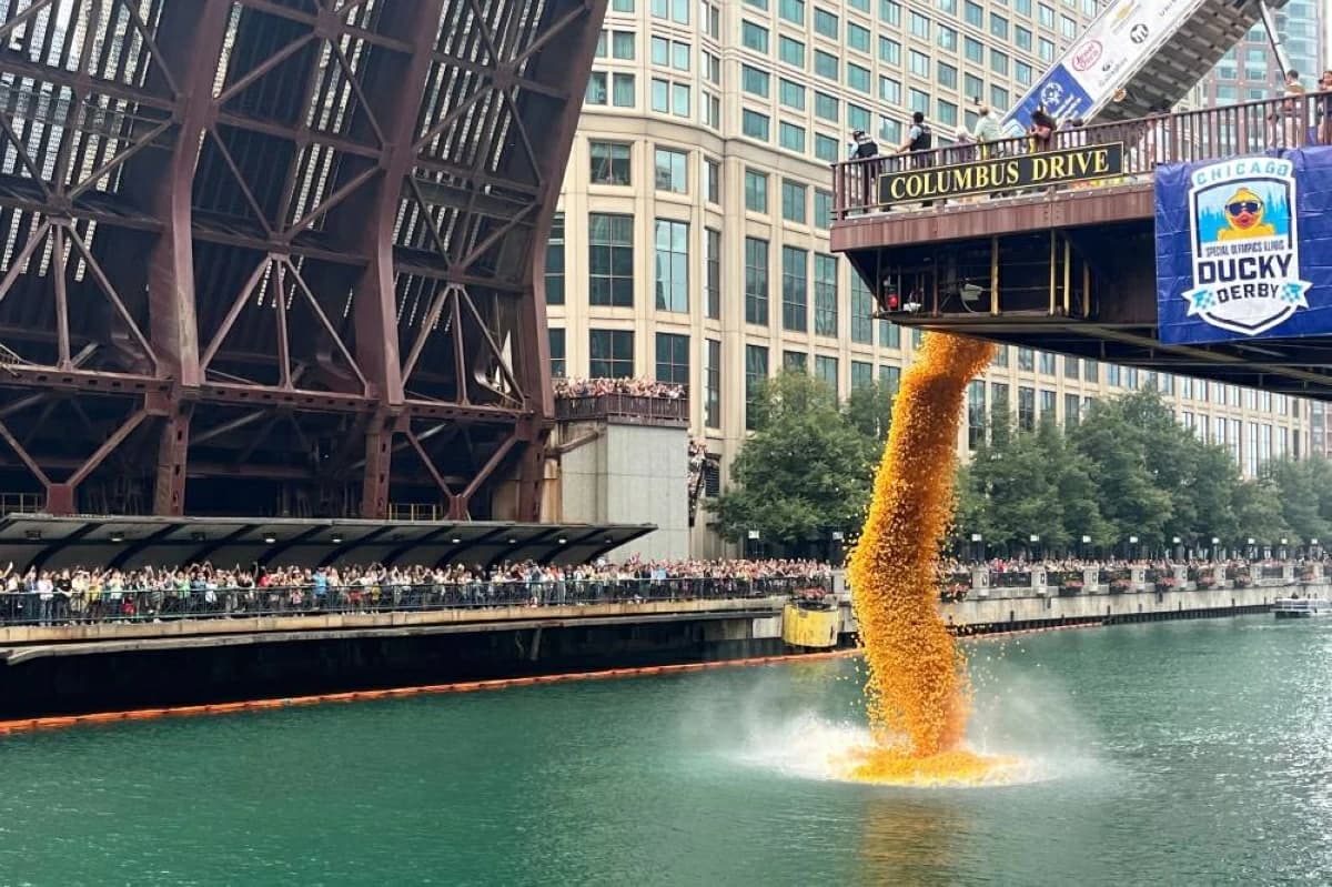 Chicago River hosts 90,000 rubber duck race