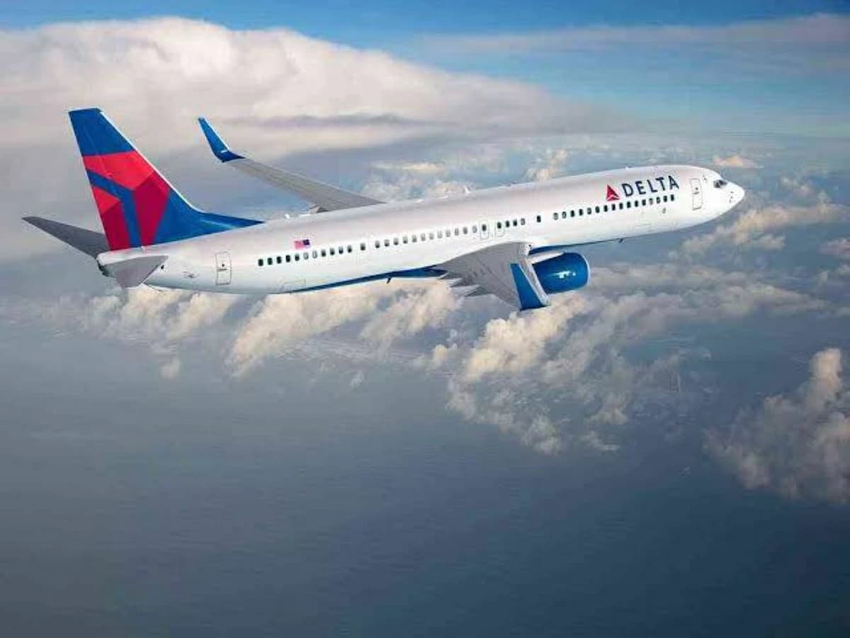 American plane makes emergency landing due to cockpit smoke