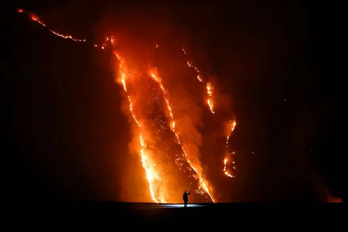 Indonesia shuts roads to Mount Bromo