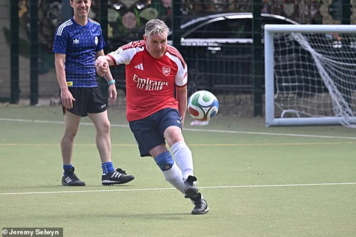 Ex-PM steadies himself in Arsenal shirt