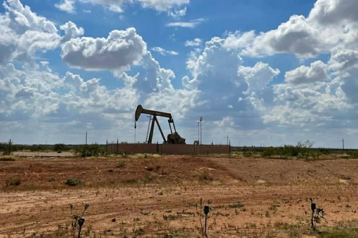 Oil climbs as Hormuz tensions persist
