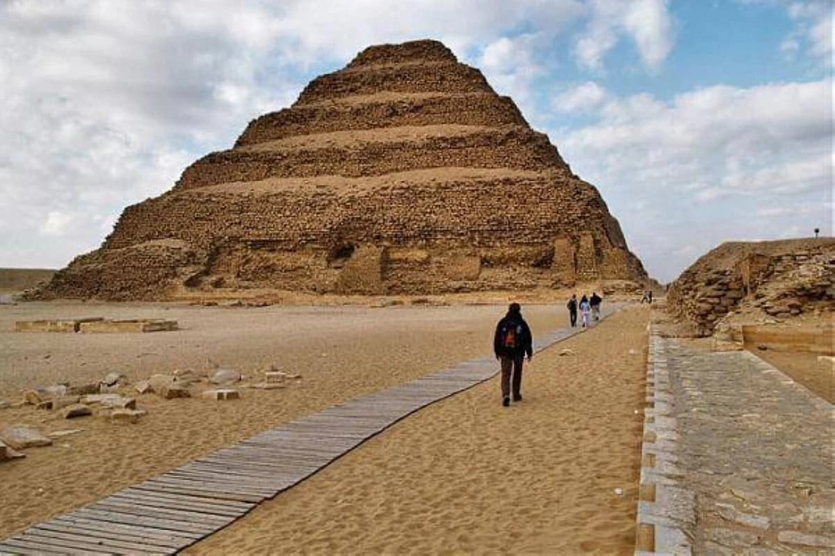 إدخال علم مصر للمناطق الأثرية بعد سقارة