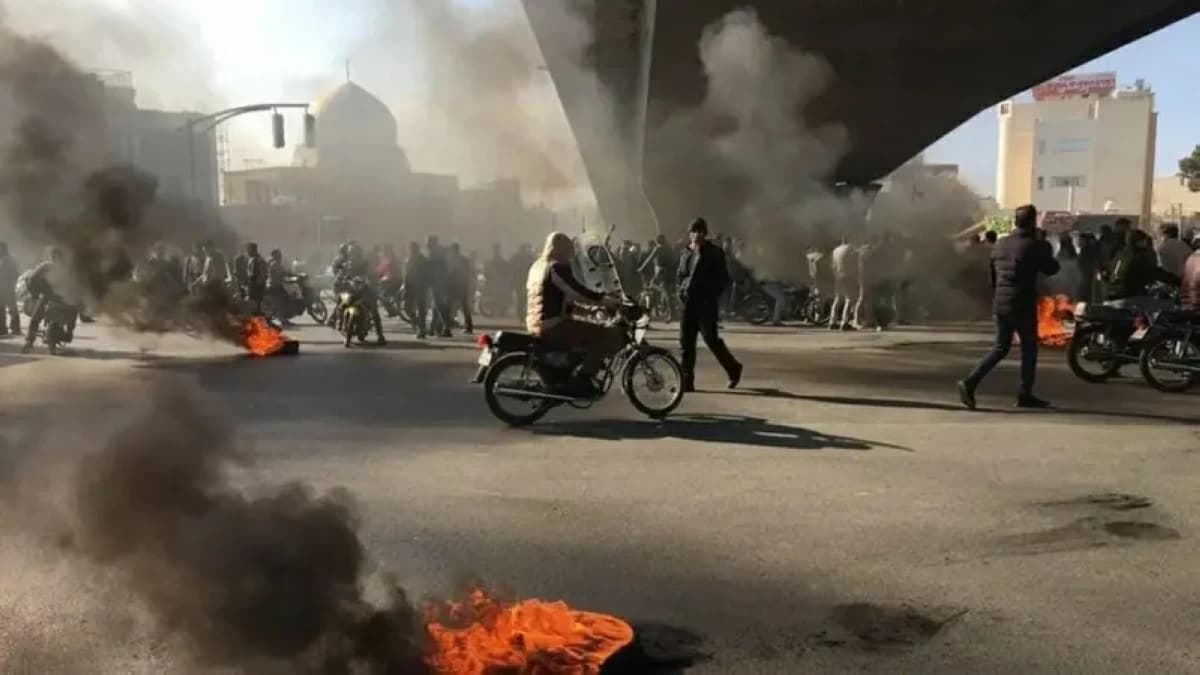 الإيرانيون يعانون من الحرب والقمع