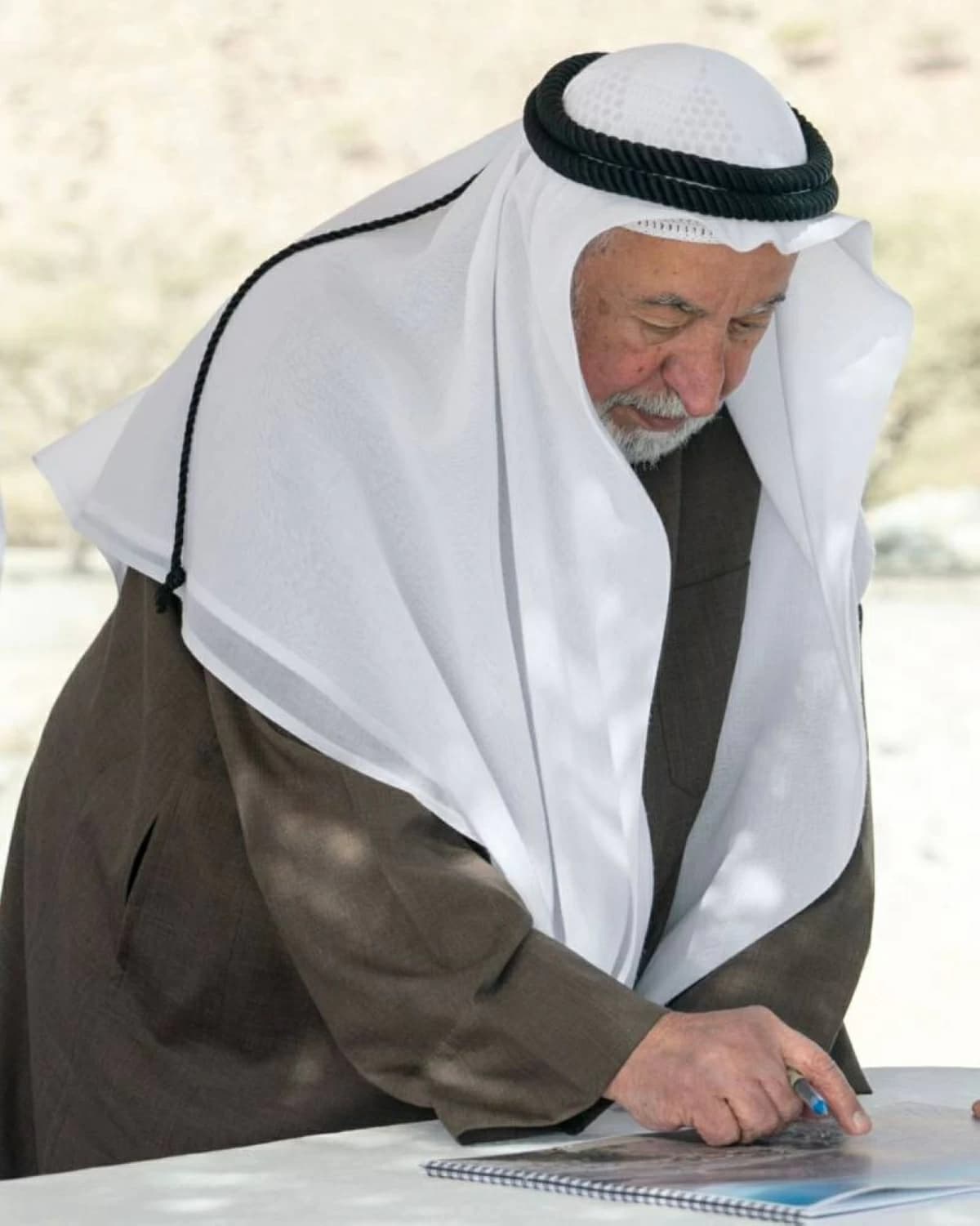 سلطان يعلن اكتمال تقسيم خورفكان ويبحث تسوية جبل العوين