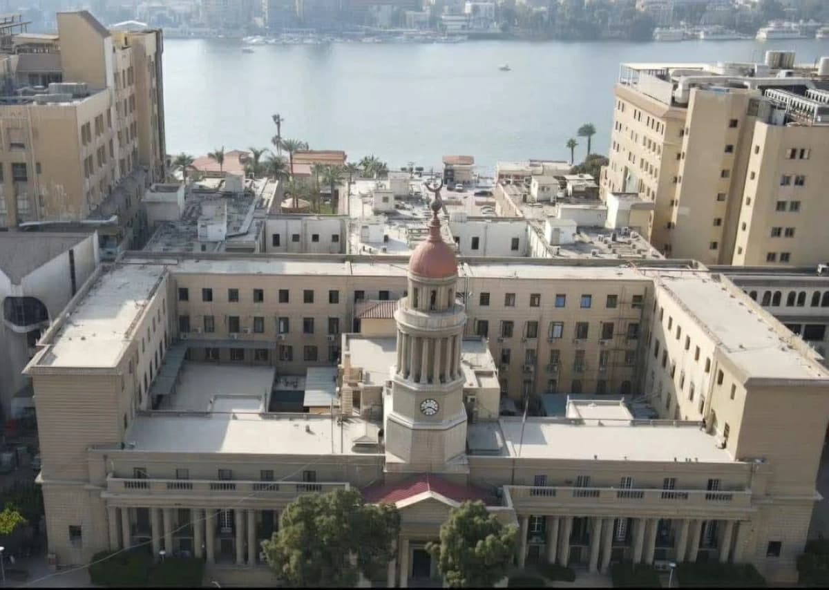 جامعة القاهرة تعيد ترميم الساعة والقبة في طب قصر العيني