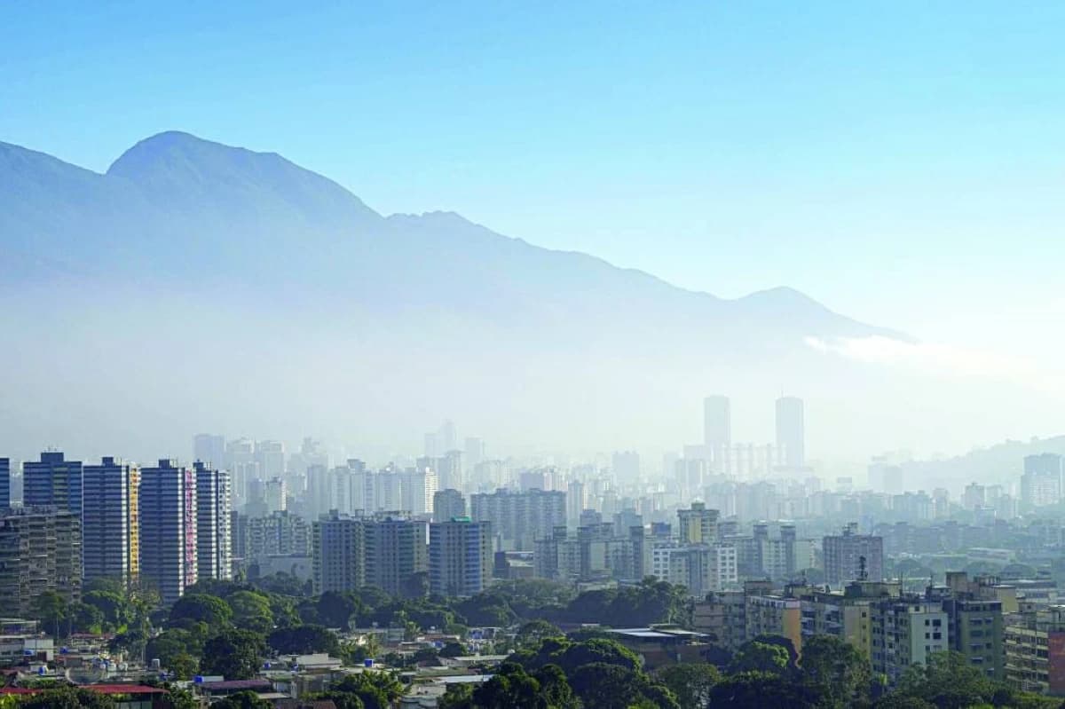 Venezuela cuts public sector hours