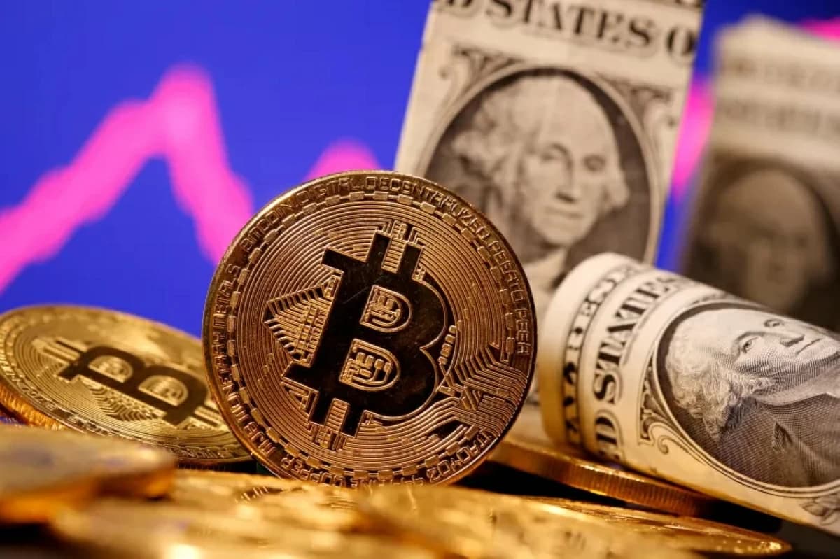 البيتكوين تقترب من 63 ألف دولار