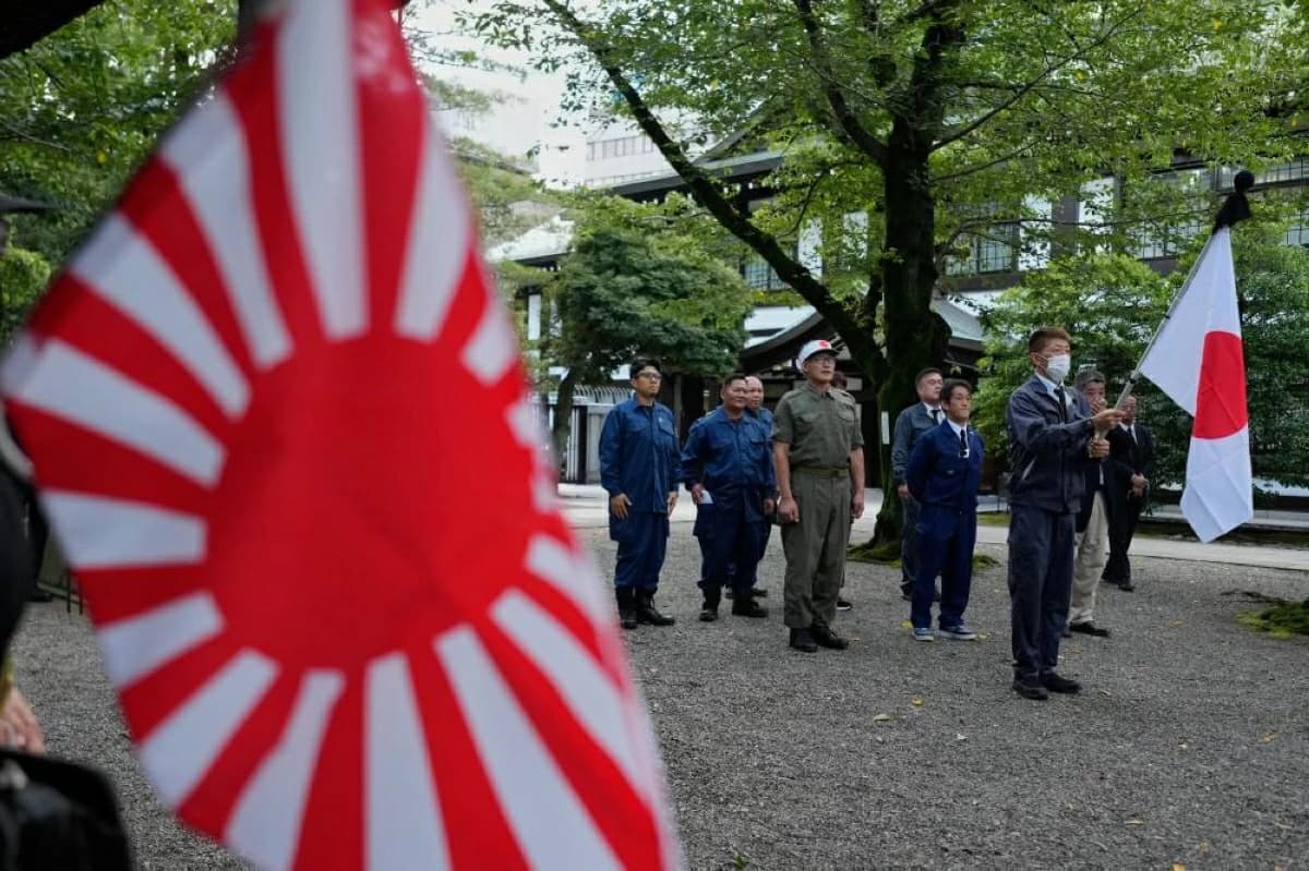 Yasukuni Shrine: Defense Minister Visits Anniversay of Surrender