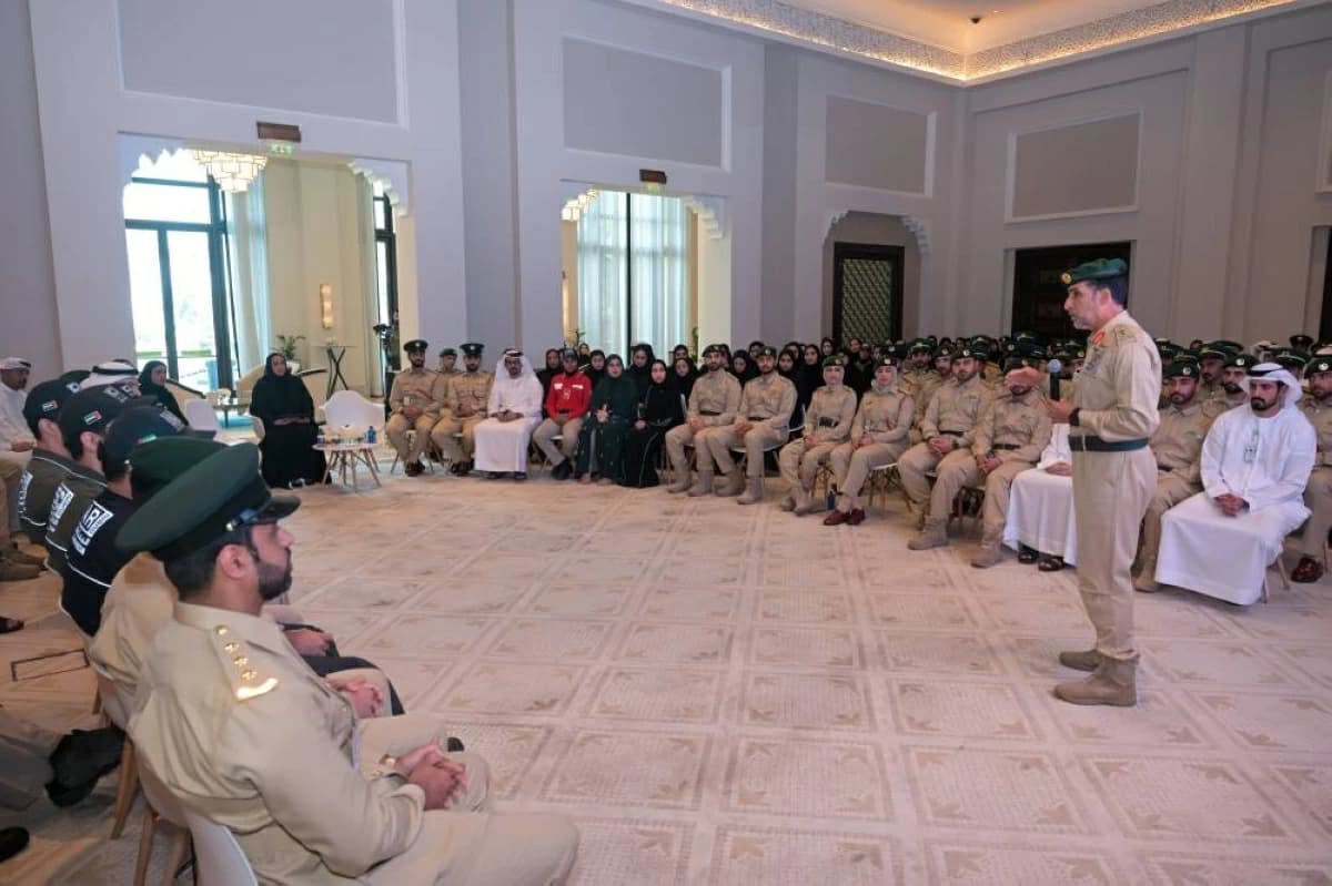 عبدالله المري يكرم شباب شرطة دبي