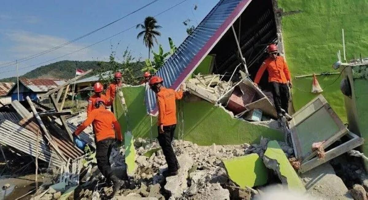 Sumatra coast suffers 6.1 quake