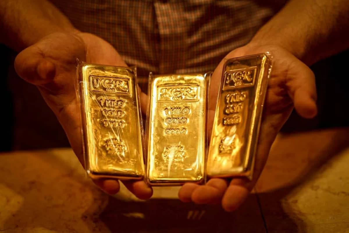 Gold gains early in mid-week