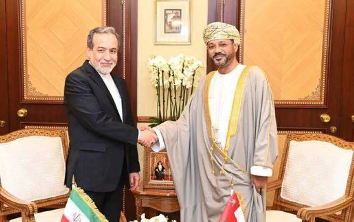 عُمان وإيران تناقشان الملاحة في مضيق هرمز