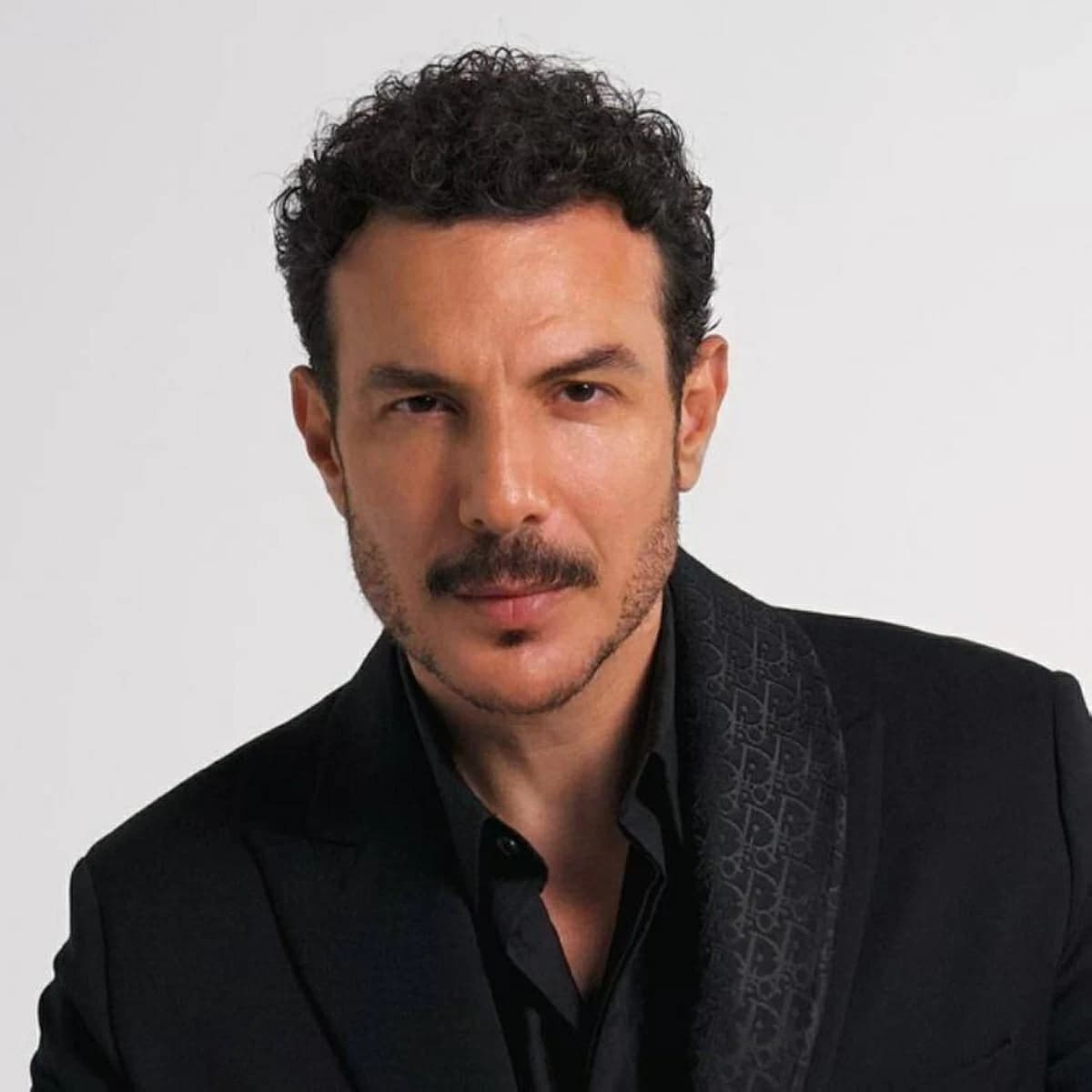 أحمر أزرق يعيد خياط وخليل للسوري