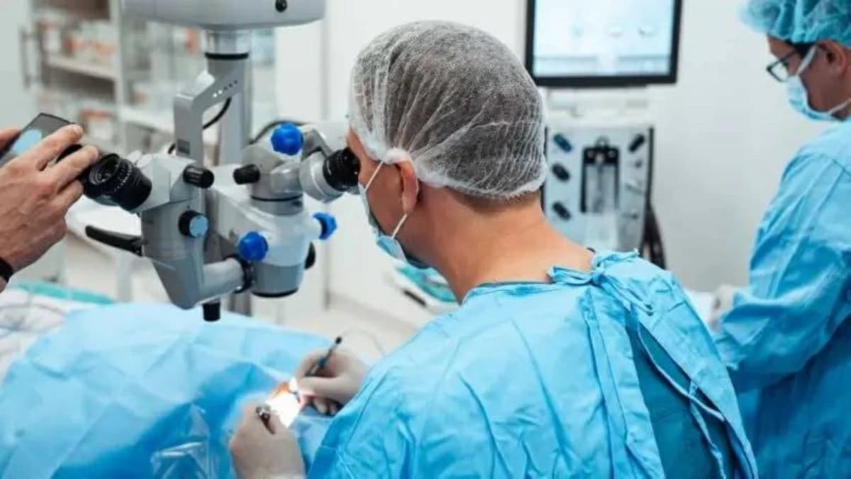 تحقيق مع طبيب عيون بسبب تجميل مشبوه