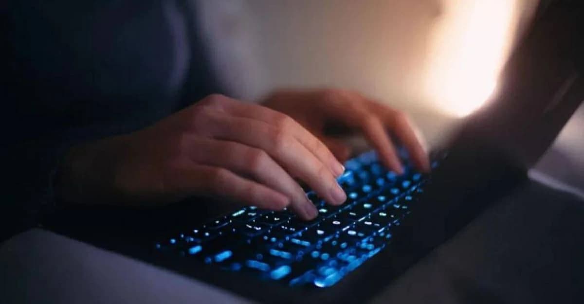 قراصنة إيرانيون يهاجمون محطة كهرباء بريطانية