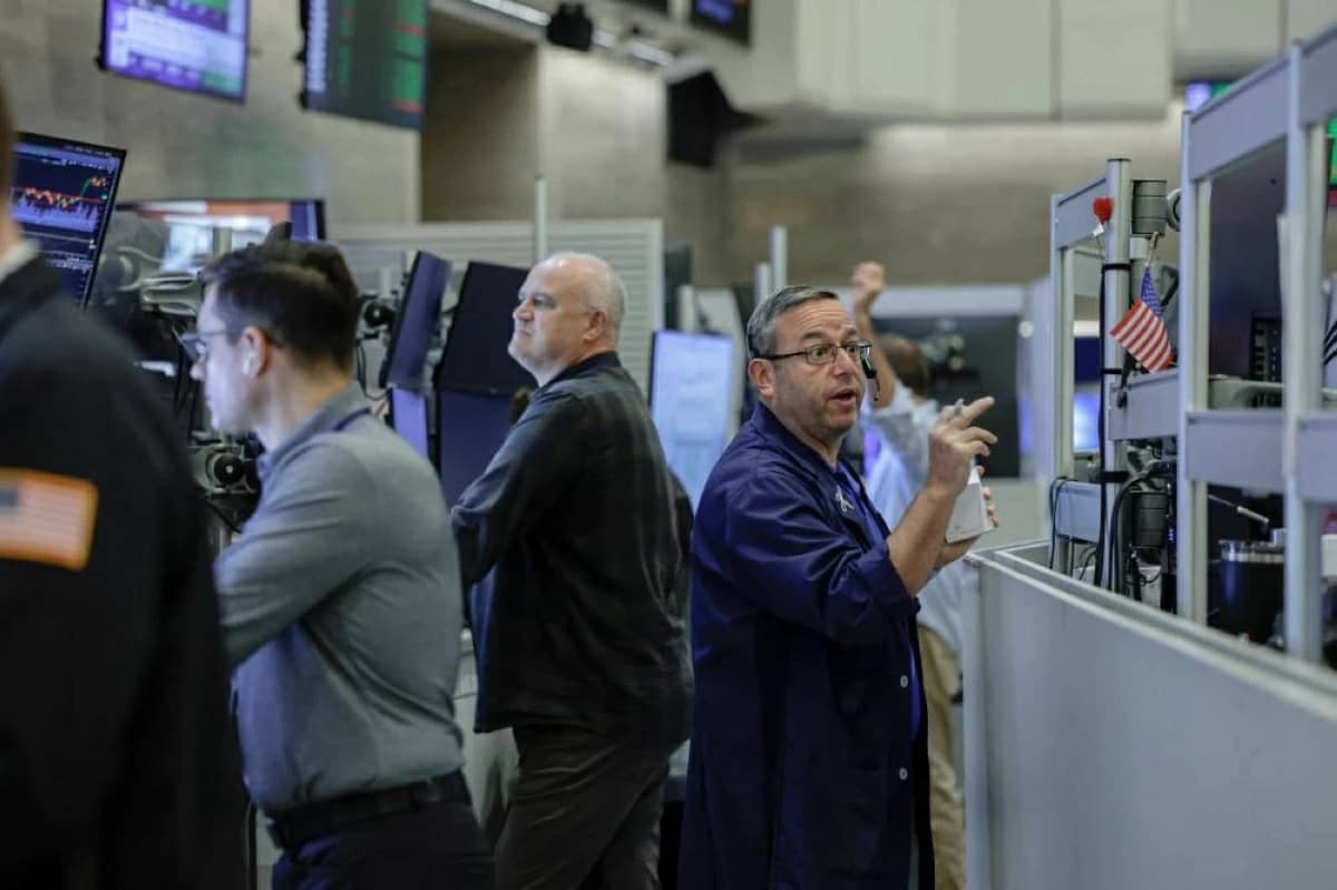 Hedge Funds Increase Dollar Bet