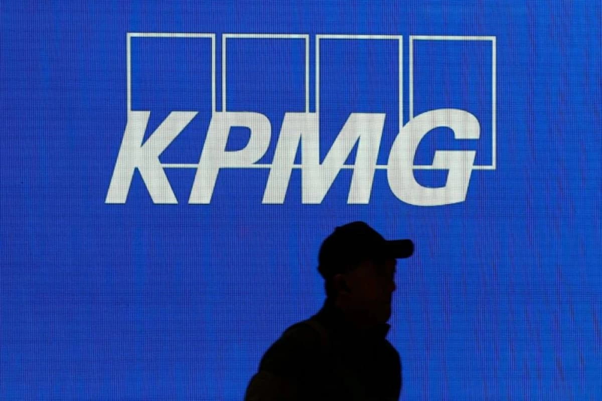 KPMG dismisses 5% staff and reduces pay
