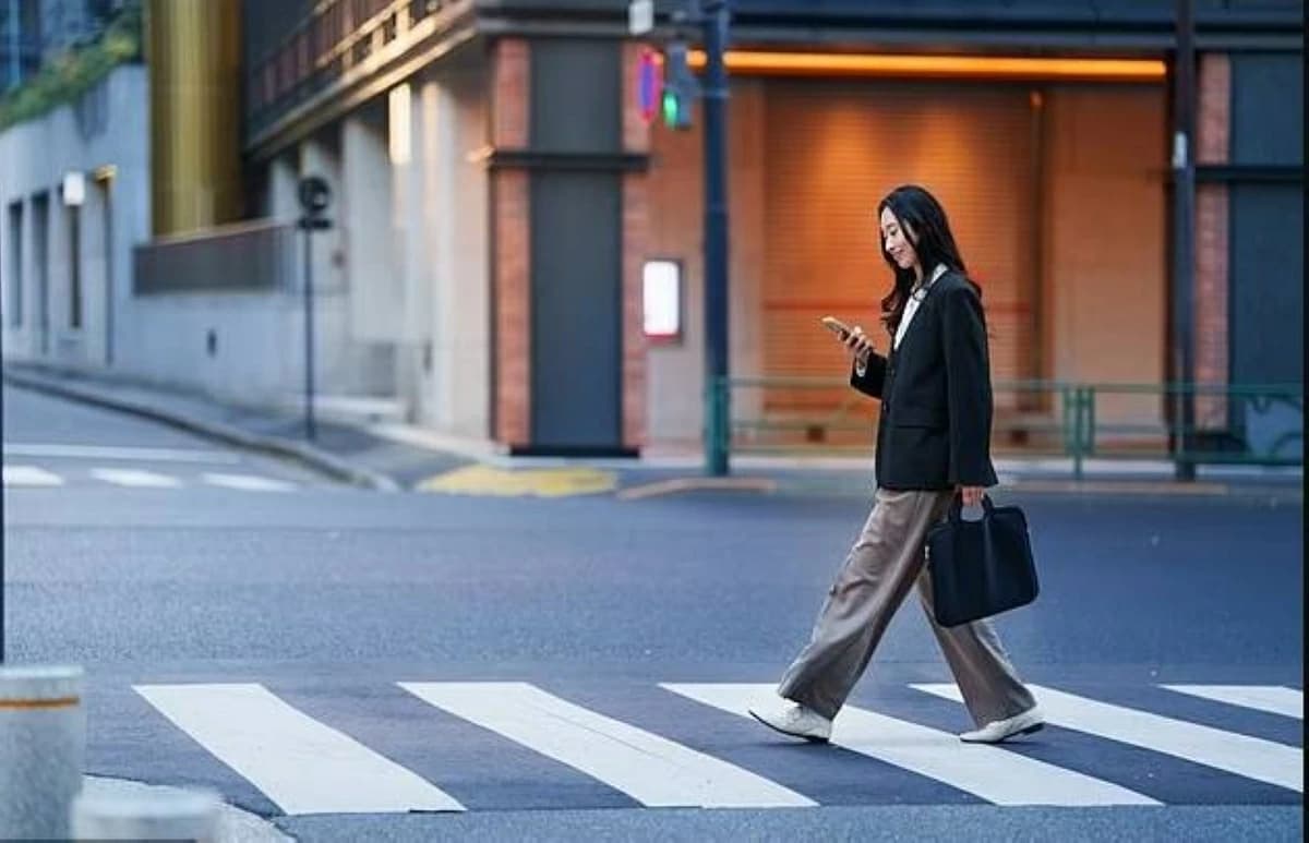 إيطاليا تمنع استخدام الهاتف عند عبور الطريق