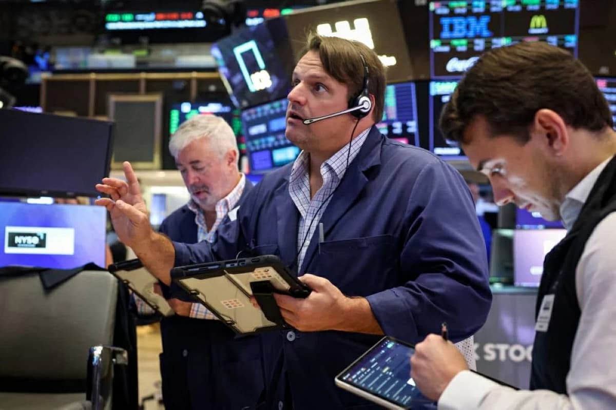 أسهم عالمية متراجعة وعائدات السندات تنخفض