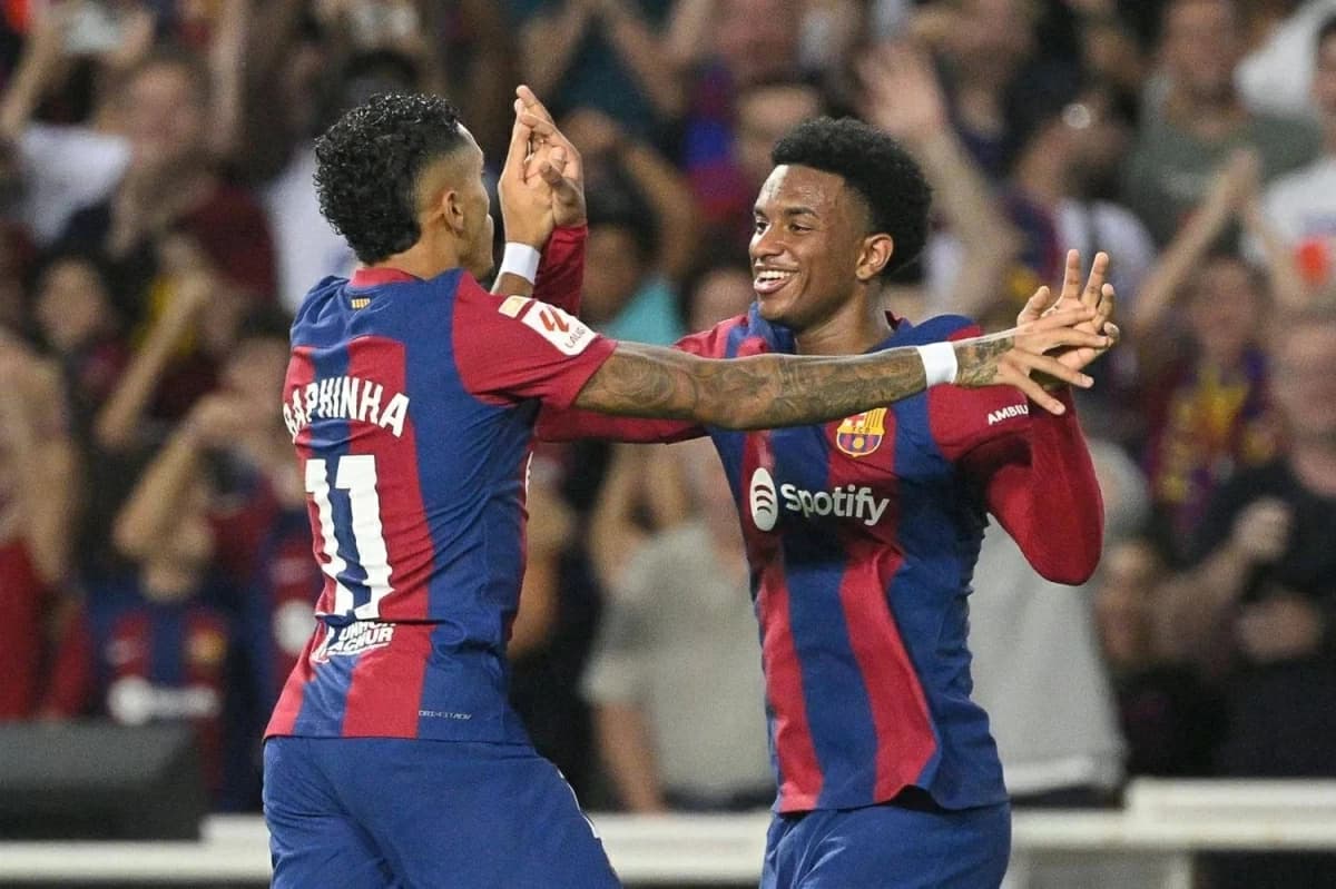 مشجعو اليونايتد يسعون لضم بالدي ردًا على برشلونة