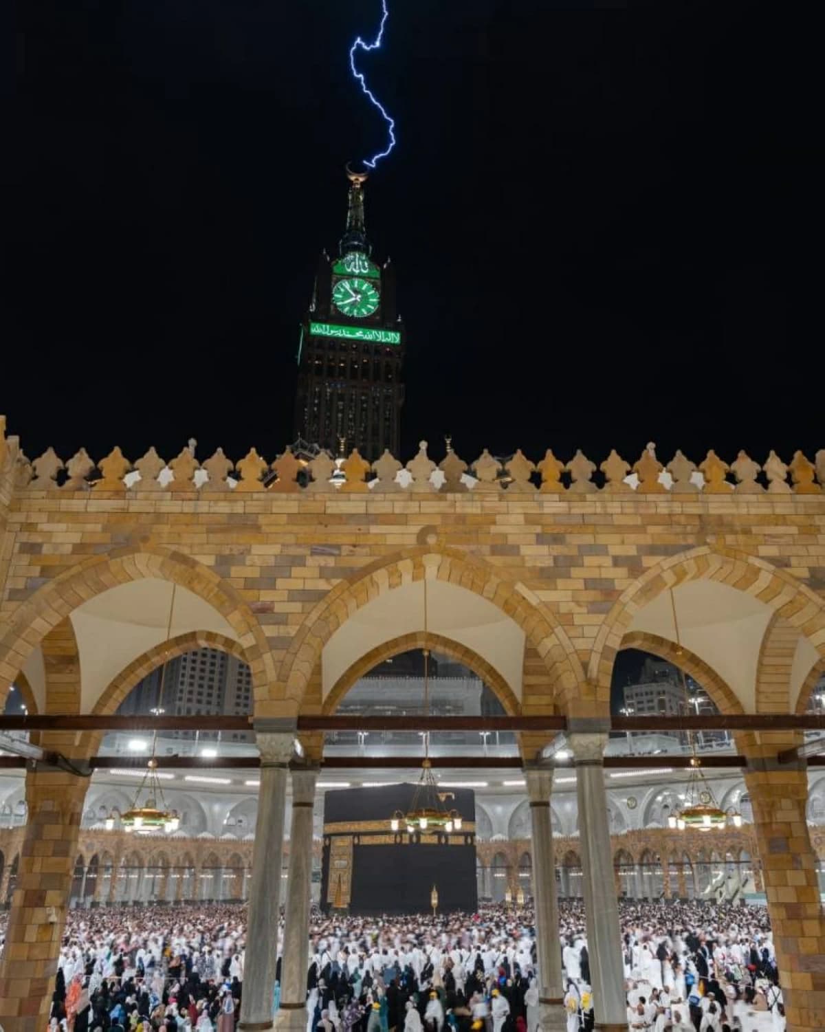 صاعقة تضرب برج الساعة بمكة
