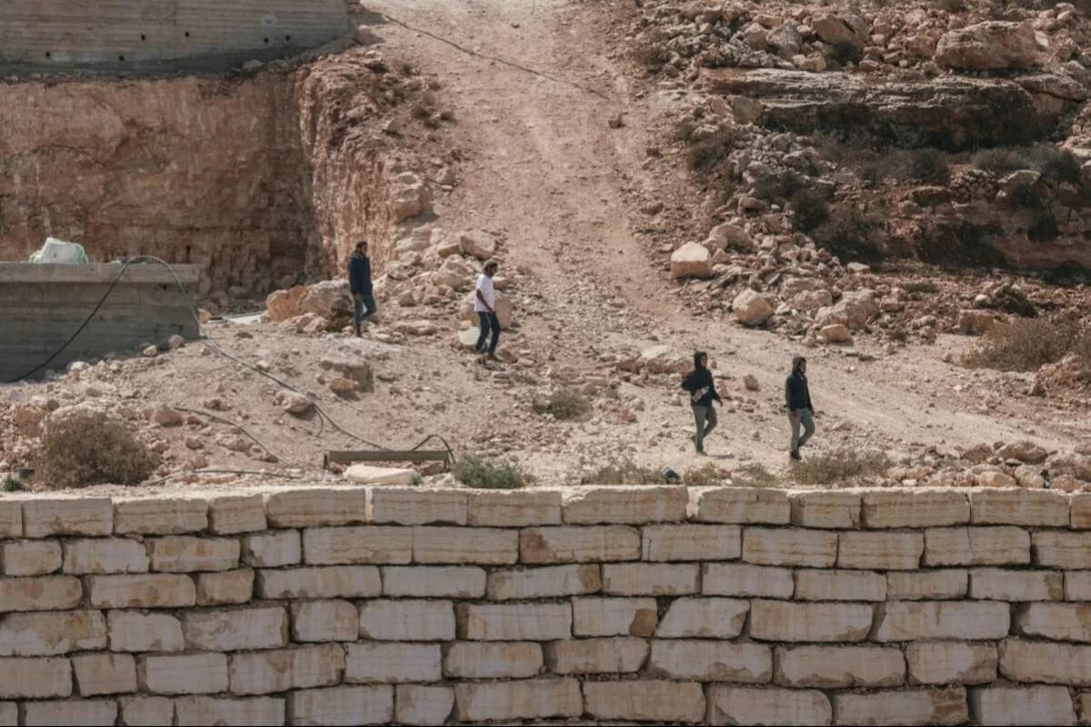 مستوطنون يهاجمون قُصرة بالضفة