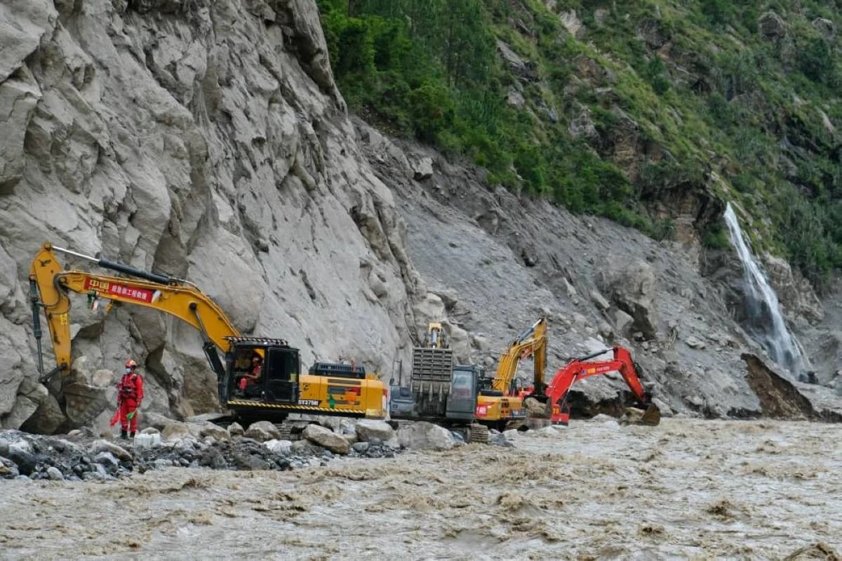 Nepal urgency to save trapped workers