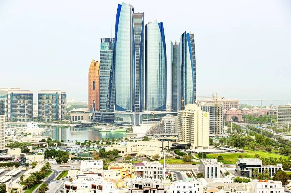 الإمارات تقلص مدة حظر نقل أسهم الشركات