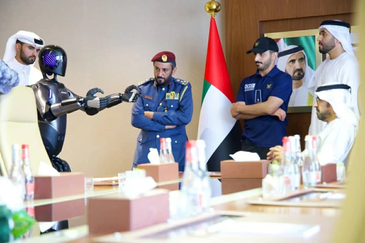 «سند» روبوت مستشار في دبي الدفاع المدني