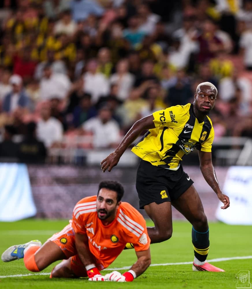 الهلال يسيطر والنصر يخسر بثنائية