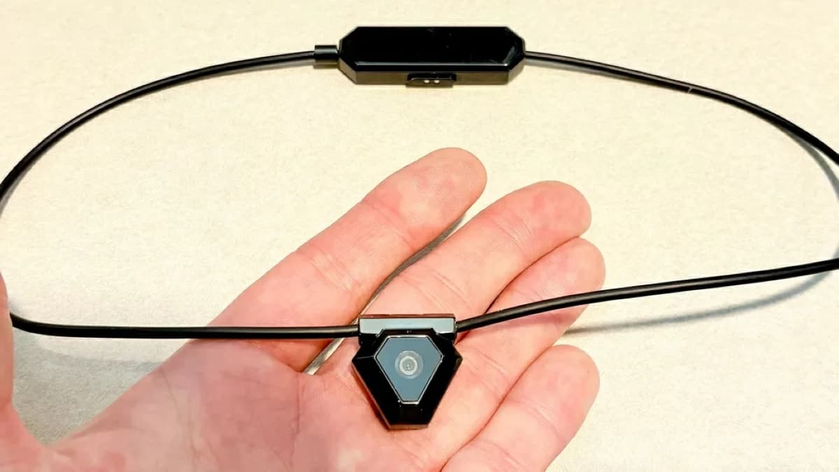 Smart necklace tracks and records meals